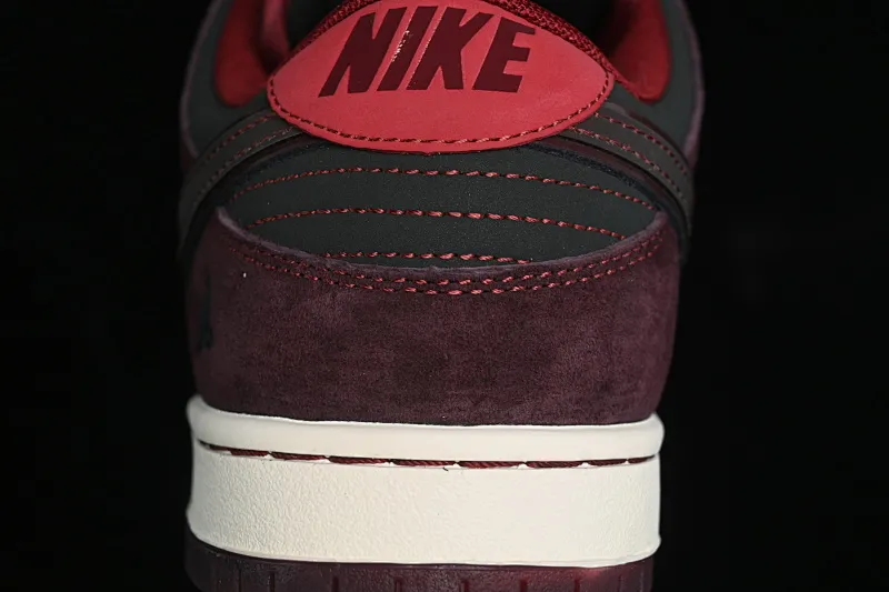 All categories Nk SB Dunk Series Nk SB Dunk Low low-top sneakers Riot Skateshop x Nk SB Dunk Low joint model Bordeaux red low-top casual sneakers FZ1289-200